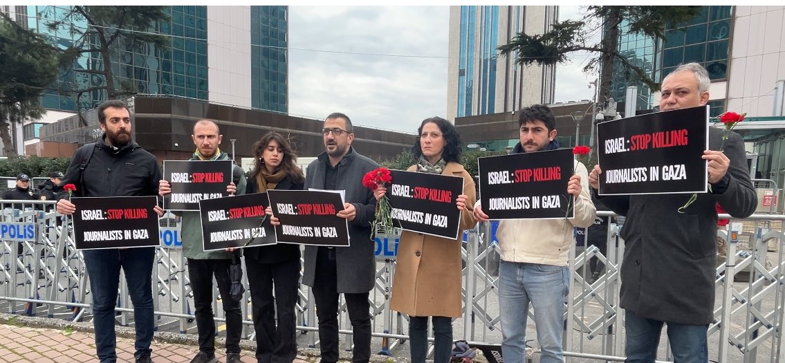 Gazeteciler öldürülen meslektaşları için İsrail Konsolosluğu önündeydi